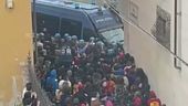 Cortei e cariche, scontro politico