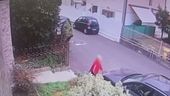 Nonna vandala buca le gomme