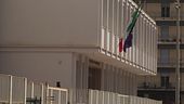 Al processo con il volto tumefatto
