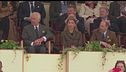 Riecco Re Carlo, sorrisi ai sudditi