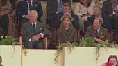 Riecco Re Carlo, sorrisi ai sudditi