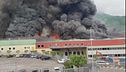 Maxi incendio, nube nera su Bolzano