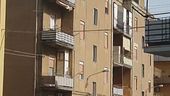 Ferisce moglie e figli e si barrica