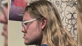Bravo ragazzo con le bombe in casa
