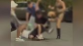 Cinghiate e calci contro coppia gay