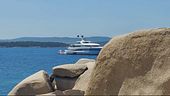 Yacht di cafoni assalta la spiaggia