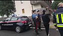 Uccide padre e vicina, poi si spara