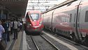 Travolto sui binari, treni nel caos