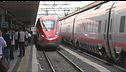 Travolto sui binari, treni nel caos