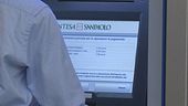 Il bancario spione non era solo