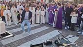 Balla al funerale, "Un atto d'amore"