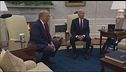 Biden-Trump, la stretta di mano