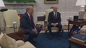 Biden-Trump, la stretta di mano