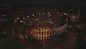 I turisti "gladiatori" al Colosseo