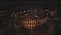I turisti "gladiatori" al Colosseo