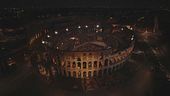 I turisti "gladiatori" al Colosseo