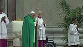 Papa, "Non dimentichiamo i poveri"