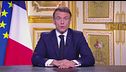 Francia, Macron sulle barricate