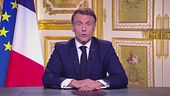 Francia, Macron sulle barricate