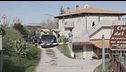 Uccide la moglie coi figli in casa