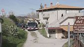 Uccide la moglie coi figli in casa