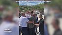 Giorgia Meloni in Albania, Riccardo Magi protesta e viene strattonato