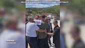 Giorgia Meloni in Albania, Riccardo Magi protesta e viene strattonato