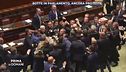 Botte in parlamento, ancora proteste