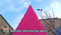 Parroco contro l'albero di Natale fucsia: simbolo gay