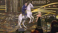 L'arrivo a cavallo di Andrea Bocelli