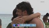 Edoardo e Alvina abbracciano le loro mamme su Playa Espinada