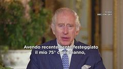Re Carlo parla in pubblico ma è pallido e provato