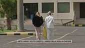 Abito lungo e volto coperto, l'arrivo della sposa in carcere