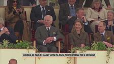 Londra, re Carlo e Harry vicini ma divisi