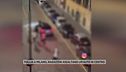 Follia a Milano, ragazzini assaltano un'auto in centro