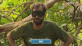 Aras pesca con la benda sugli occhi