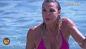Durante lo sbarco sull'Isola, Matilde riceve aiuto da parte di Aras