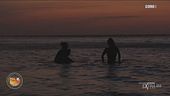 Un bagno al tramonto per le donne di Playa Coco