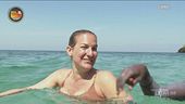 Alvina dà il via ad una sessione di acquagym
