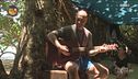 Joe Bastianich alle prese con la chitarra