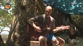 Joe Bastianich alle prese con la chitarra