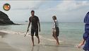 Artur pesca un pesce sulla riva