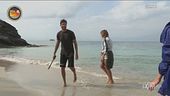 Artur pesca un pesce sulla riva
