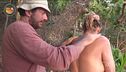 Daniele spalma la crema ad Alvina