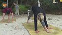 Yoga mattutino in riva al mare