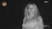 Rosanna prova ad accendere il fuoco