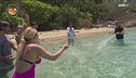 I Naufraghi provano ad utilizzare la rete da pesca