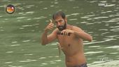Aras alle prese con la pesca