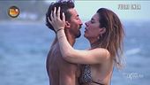 Baci e dolci confidenze tra Samuel e la sua compagna Tania