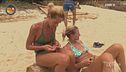 Alvina e Valentina pescano in riva al mare